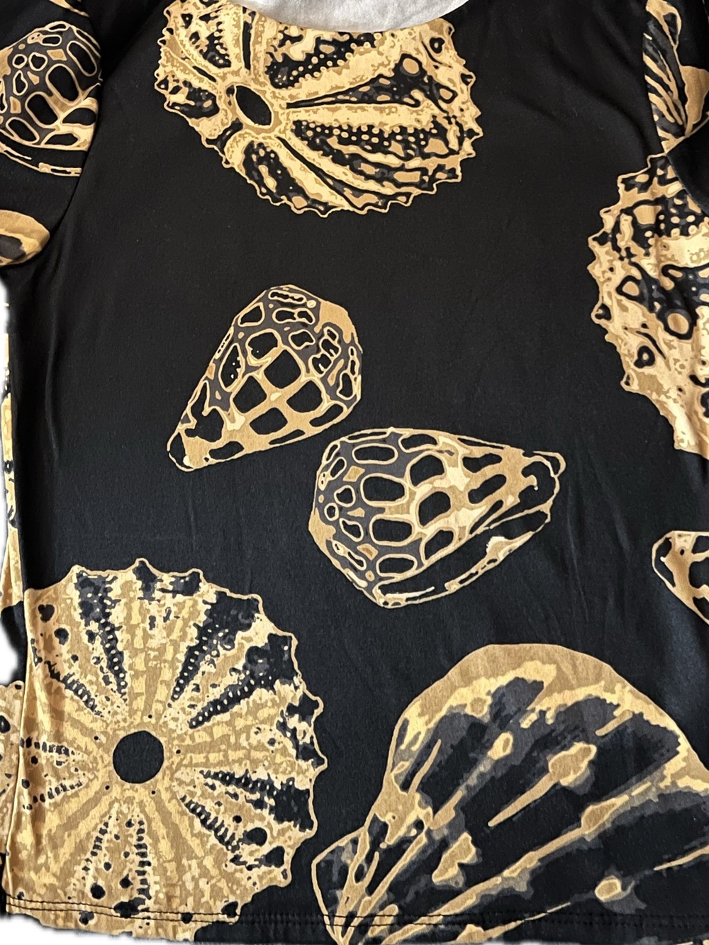Luz Black & Gold Seashell Print Tee